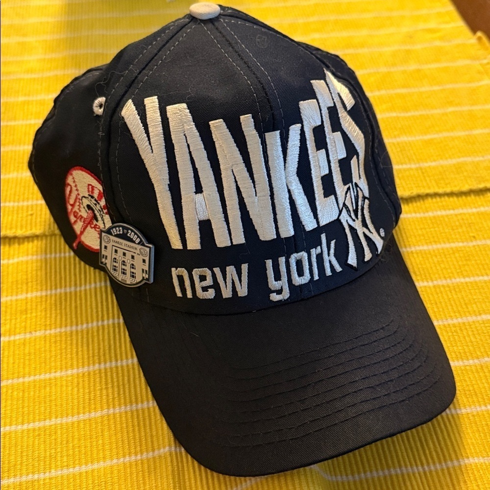 Collector’s Set Vintage Yankees Wool Snapback baseball
cap, Commemorative Pin